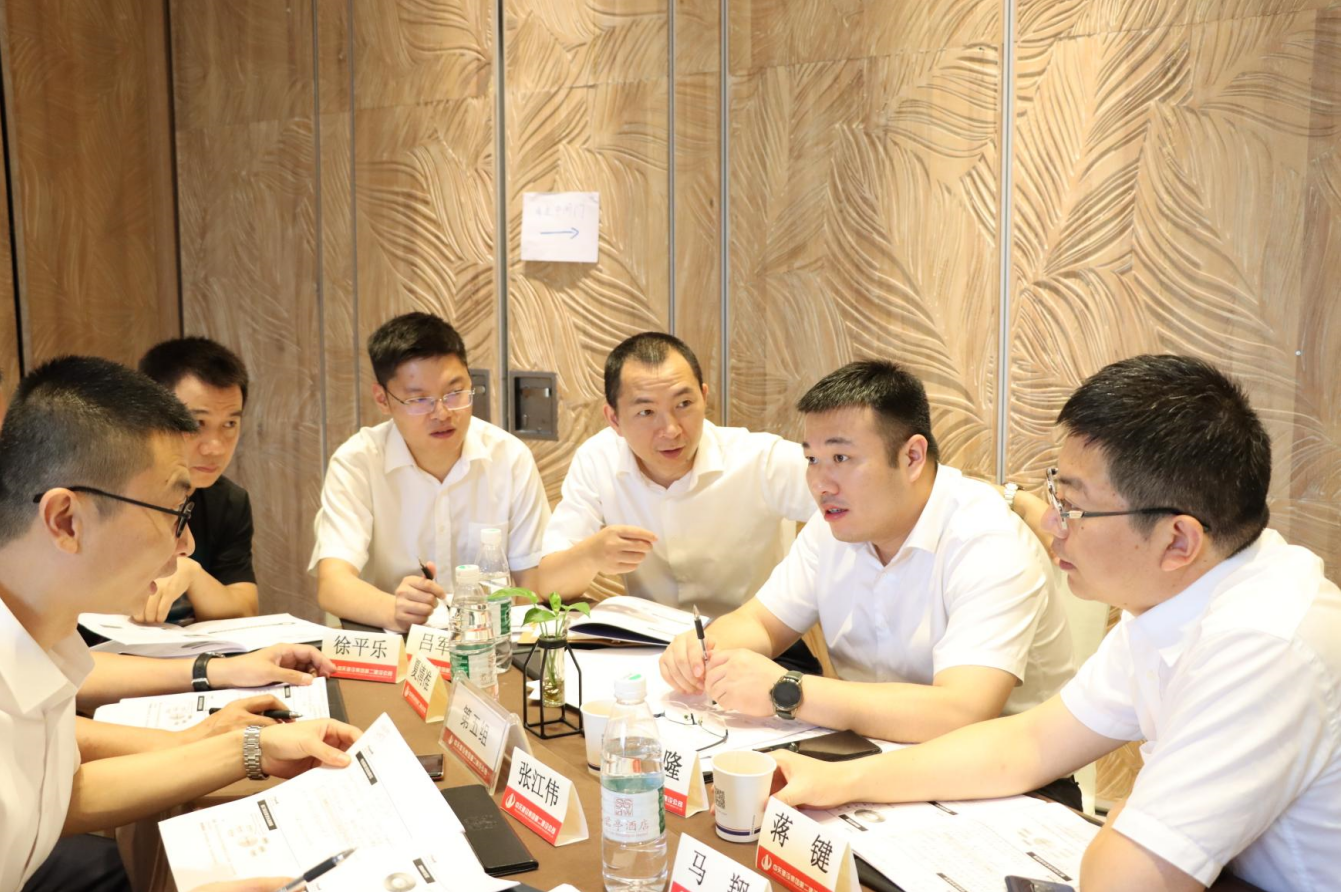 2021年6月25日-26日，尊时凯龙二建组织开展了2021年中高层主管执行力培训。本次培训特邀清华、北大、上海交大总裁班讲师，中国企业家协会特聘高级讲师许晋老师进行授课。